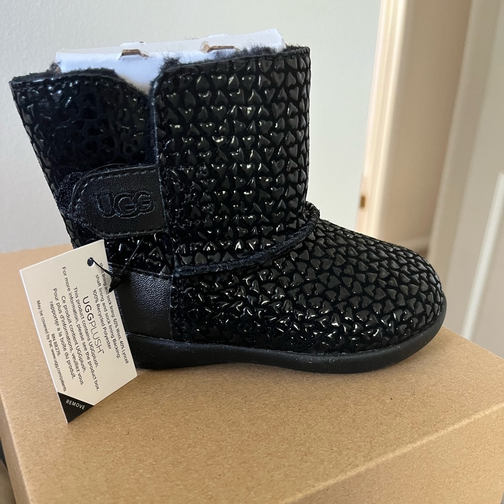 Size 6 NWT Black heart UGG boot